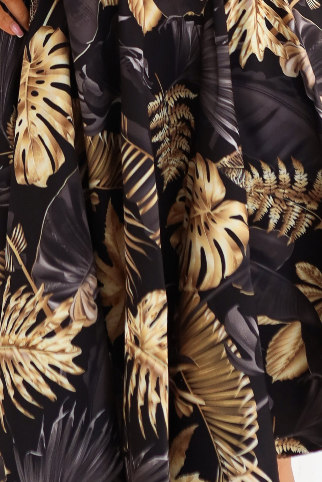 114-18 Schwarzes Midikleid mit elegantem Oberteil und ausgestelltem Rock - goldene Blätter