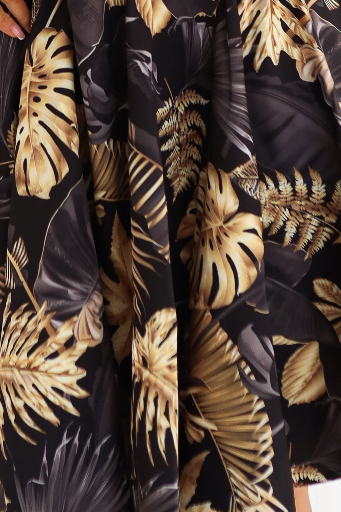 114-18 Schwarzes Midikleid mit elegantem Oberteil und ausgestelltem Rock - goldene Blätter