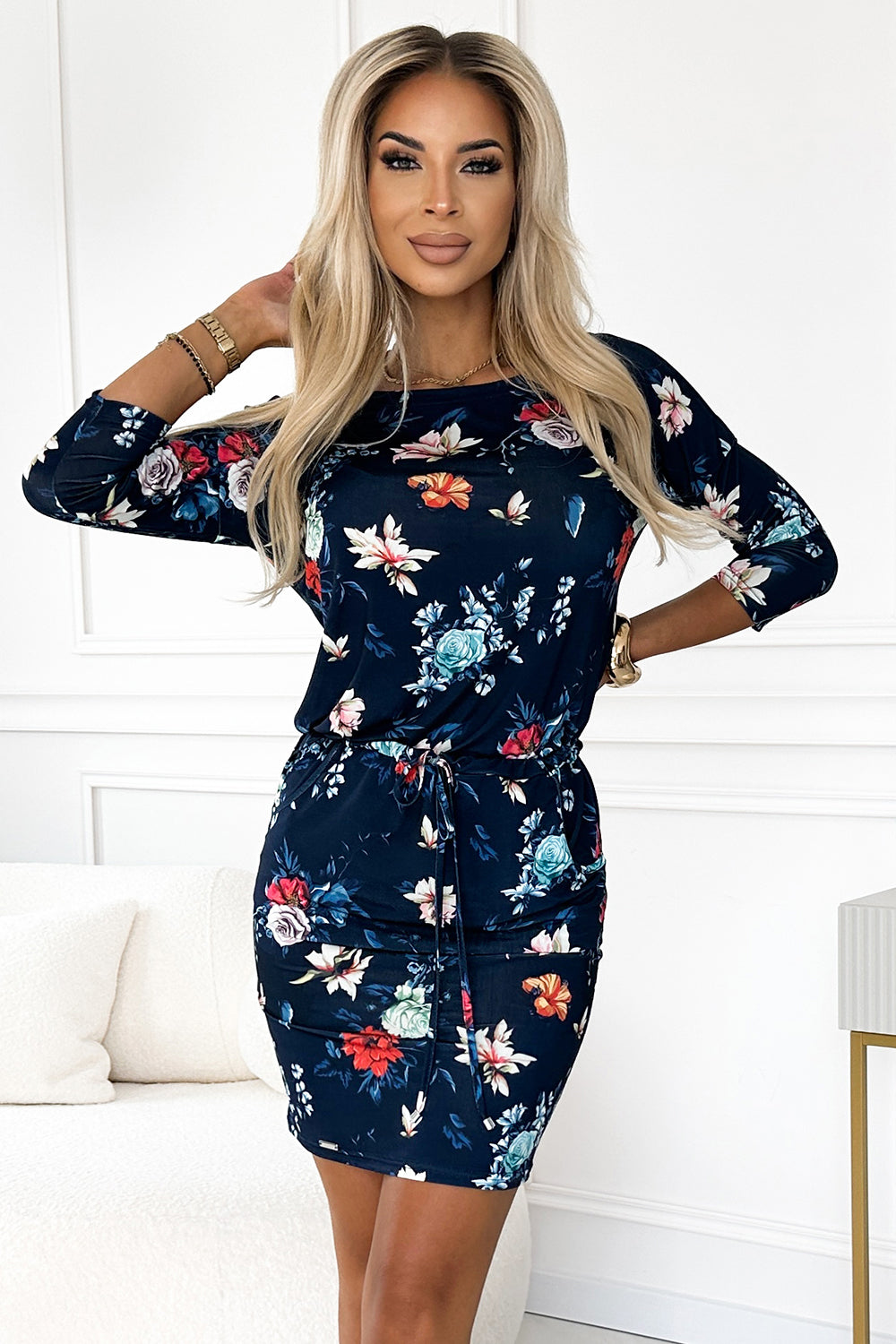 13-160 Sportliches Kleid - bunte Blumen auf einem dunkelblauen Hintergrund