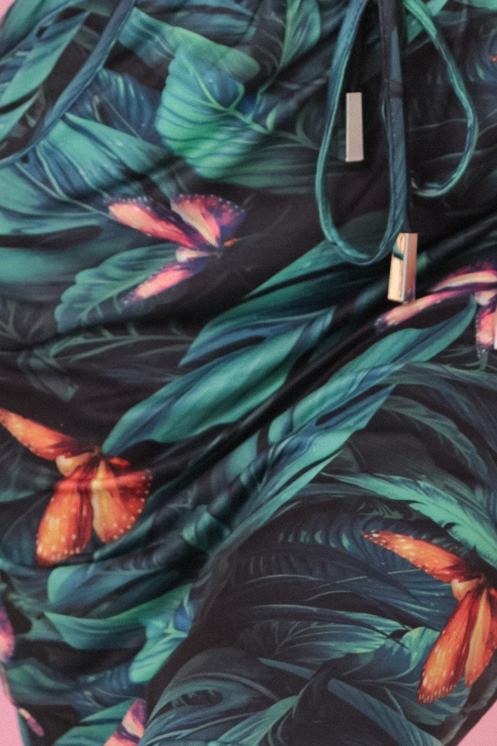 13-166 Sportkleid mit Taschen und Bändern - 3D-Blätter