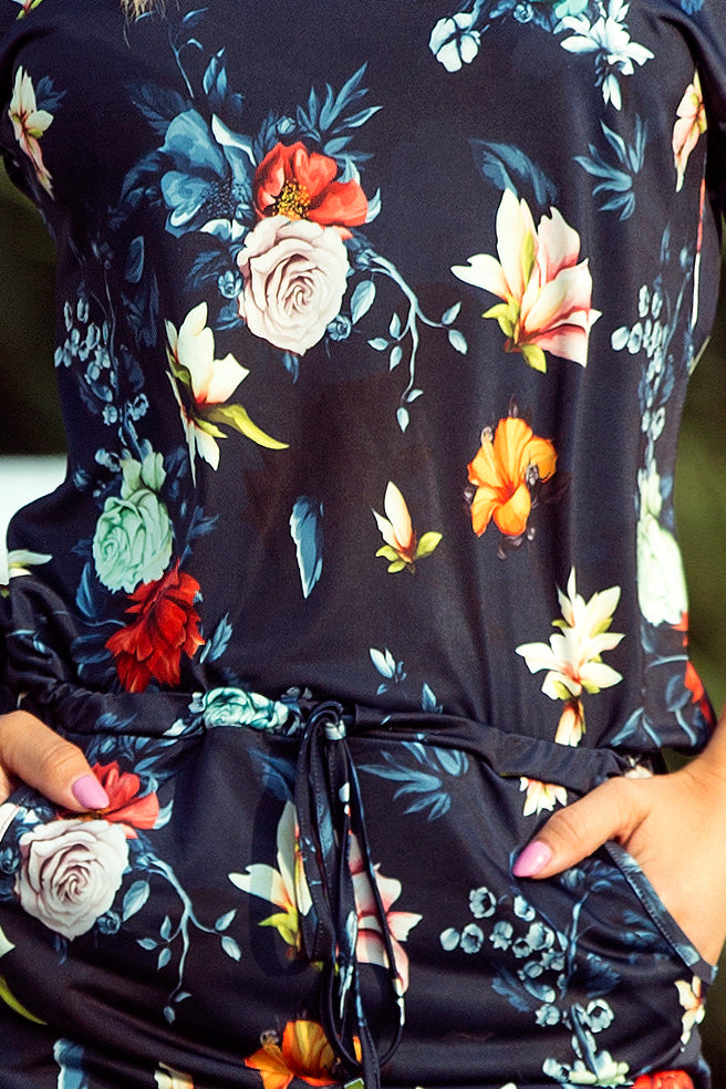 13-91 Sportliches Kleid - bunte Blumen auf einem dunkelblauen Hintergrund