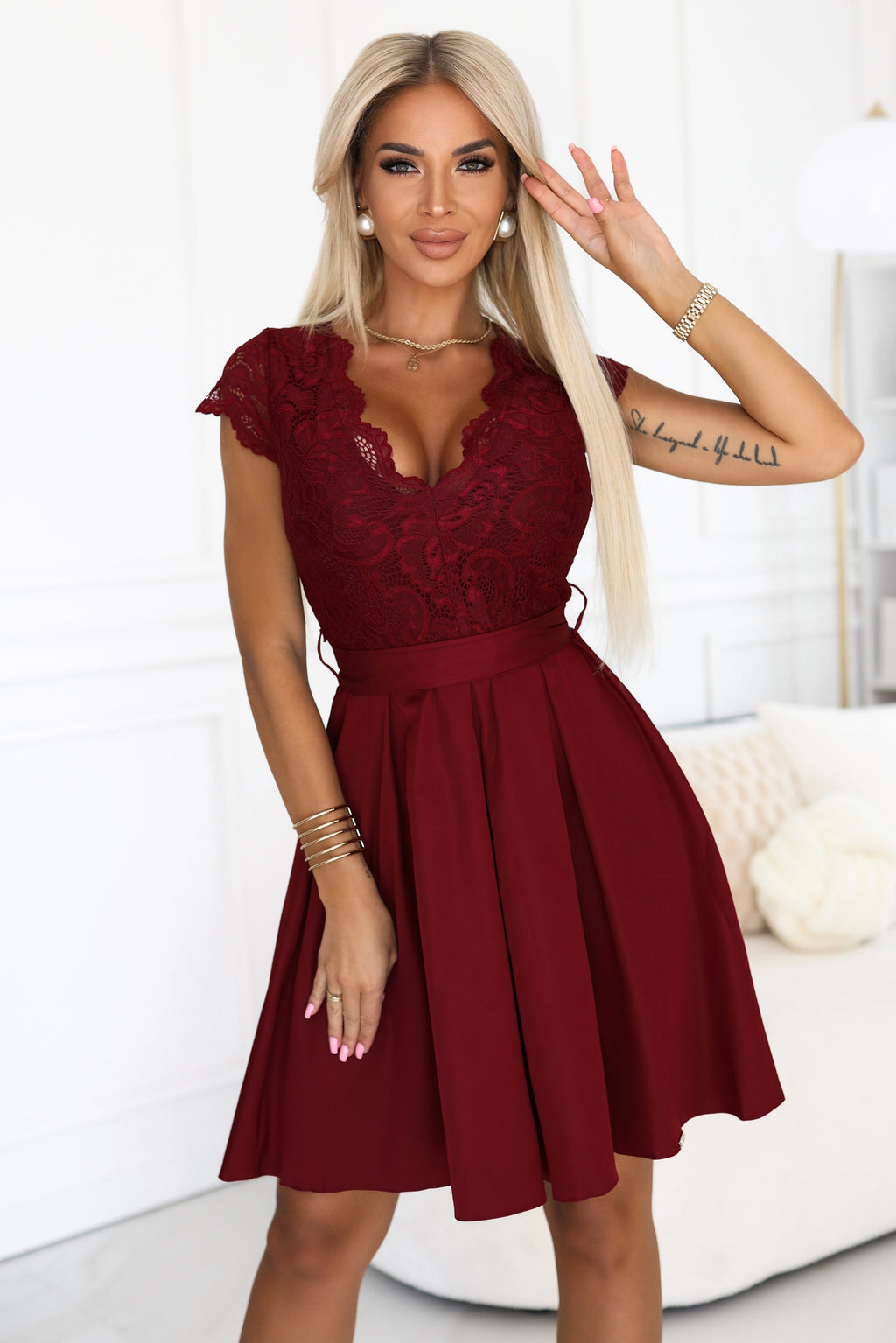 242-5 ANNA Spitzenkleid mit Ausschnitt und ausgestelltem Rock - burgund
