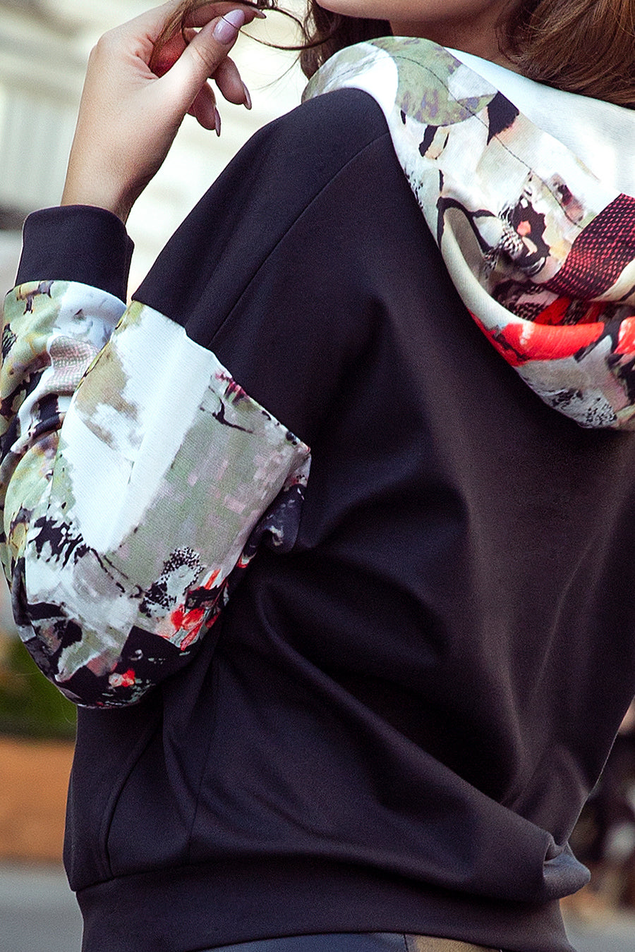 279-3 Känguru-Hoodie mit bunten Einsätzen