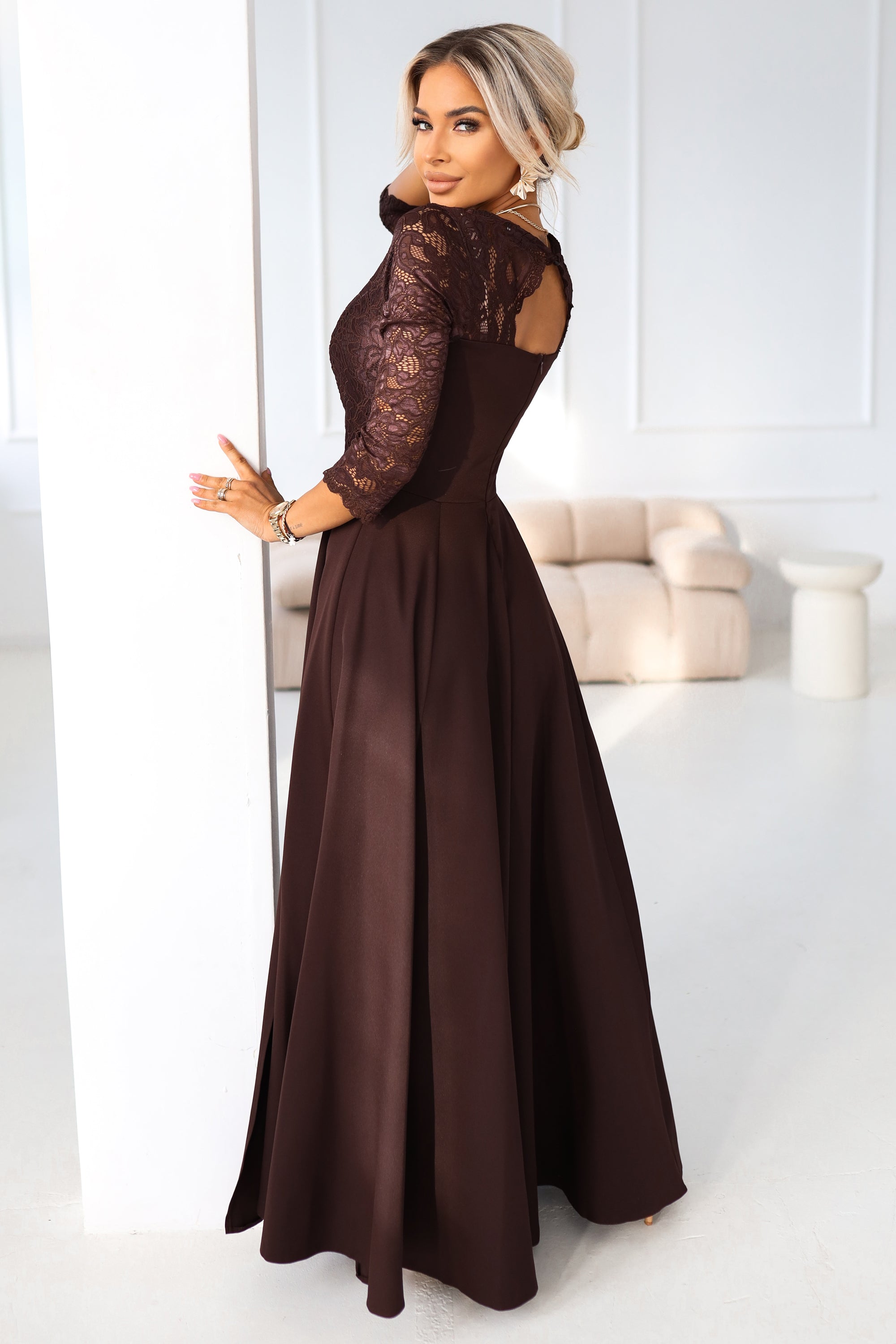 309-14 AMBER Elegantes langes Spitzenkleid mit Ausschnitt - Schokoladenbraun