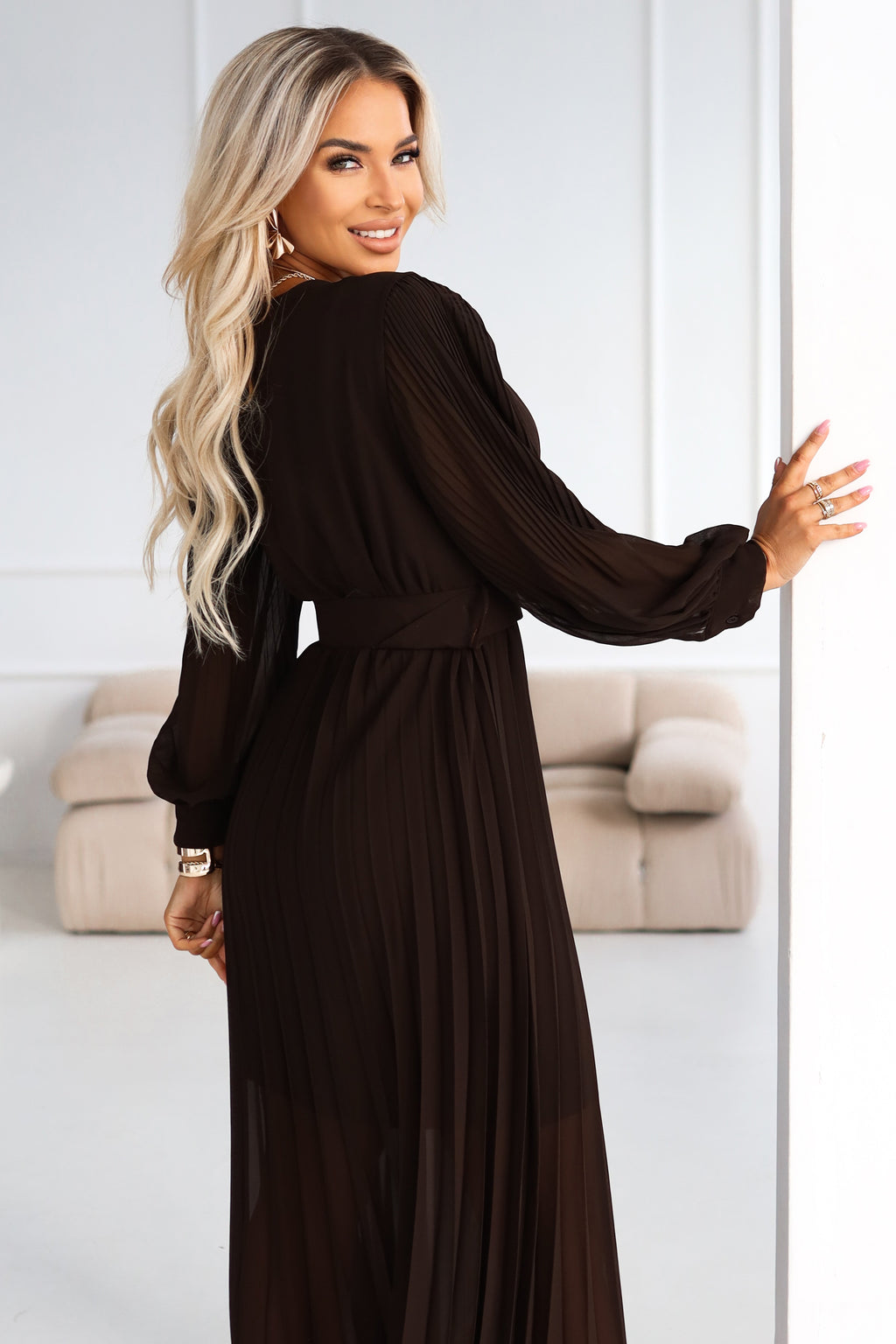 414-11 KLARA Elegantes, plissiertes Midikleid mit Gürtel und Ausschnitt - Schokoladenbraun