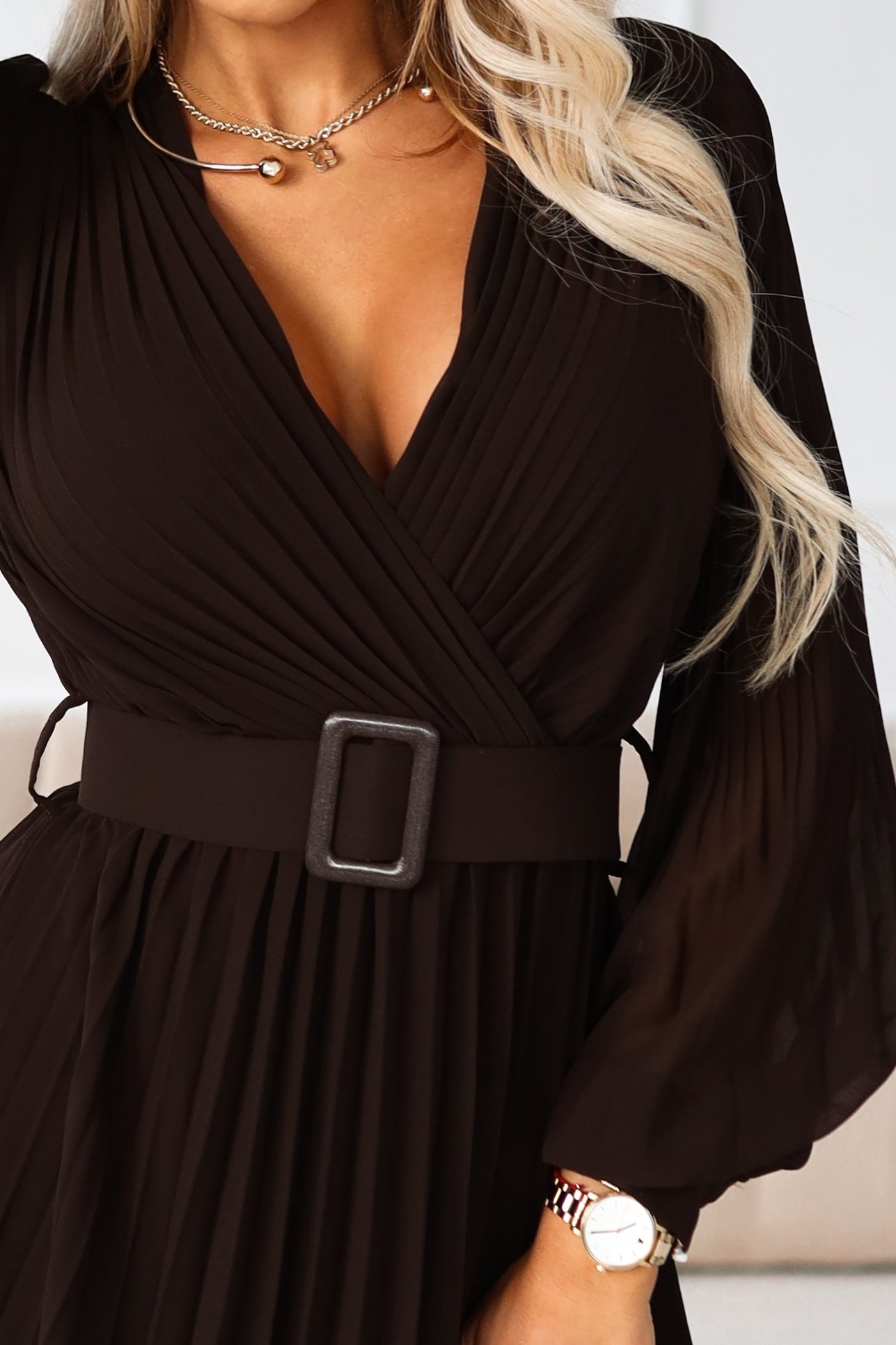 414-11 KLARA Elegantes, plissiertes Midikleid mit Gürtel und Ausschnitt - Schokoladenbraun