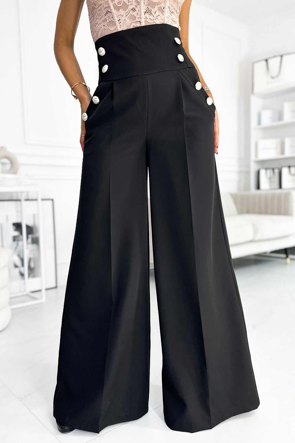 496-1 Elegante weite Hose mit hoher Taille und goldenen Knöpfen - Schwarz
