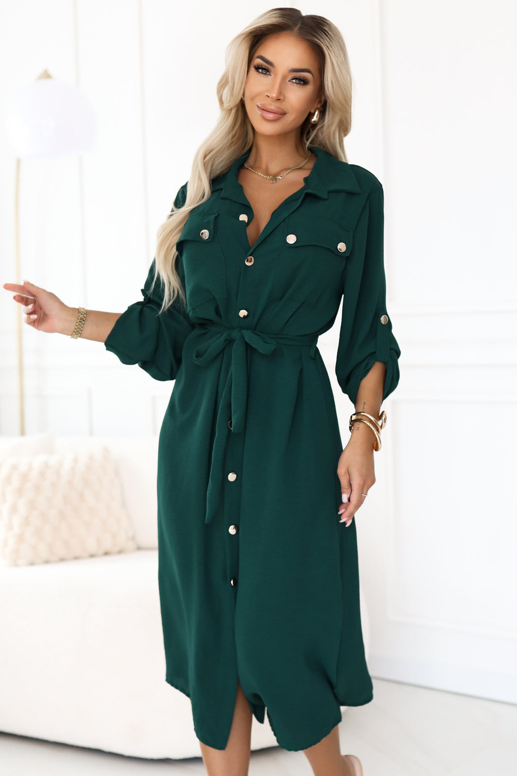 531-7 Midi-Hemdblusenkleid mit goldenen Knöpfen und Krawattendetail - Grün