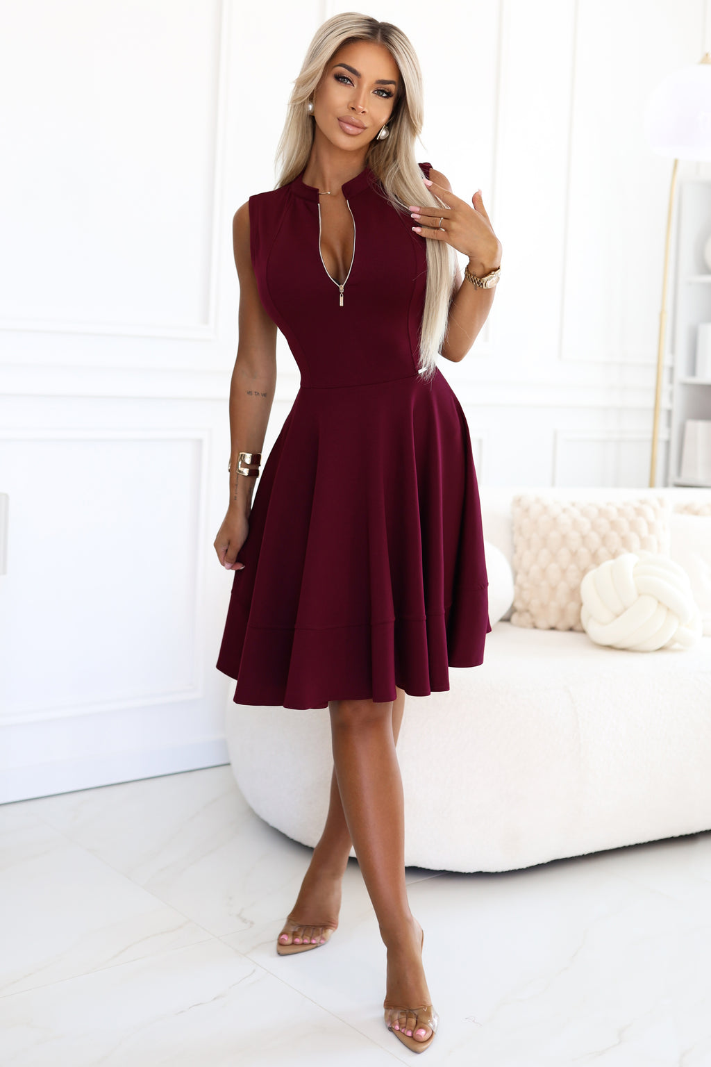 573-4 Exklusives Kleid mit ausgestelltem Saum und Reißverschluss - Burgunderrot