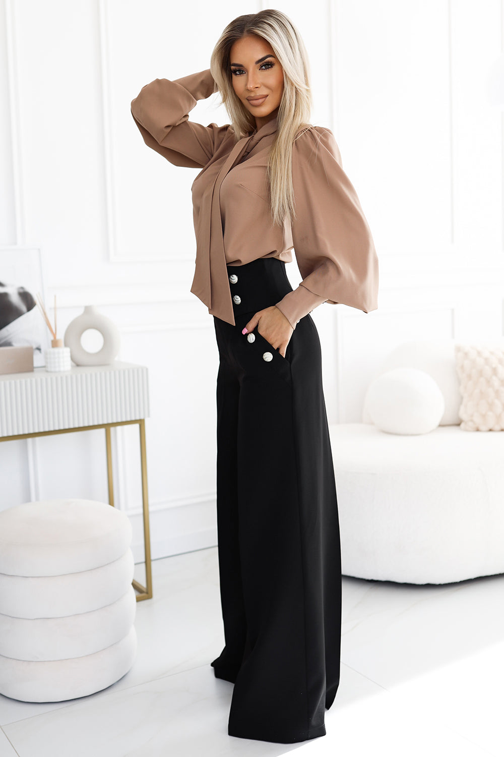 578-1 Eine einzigartige Business-Bluse mit langen Ärmeln, Krawatten und Knöpfen – karamellfarben - mocha mousse