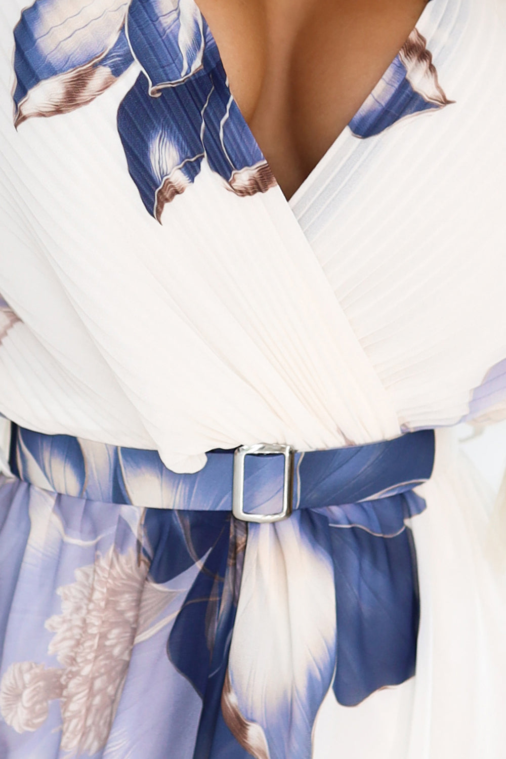 601-1 Luftiges Midikleid mit Wickelausschnitt und großem Blumenmuster - Blautöne