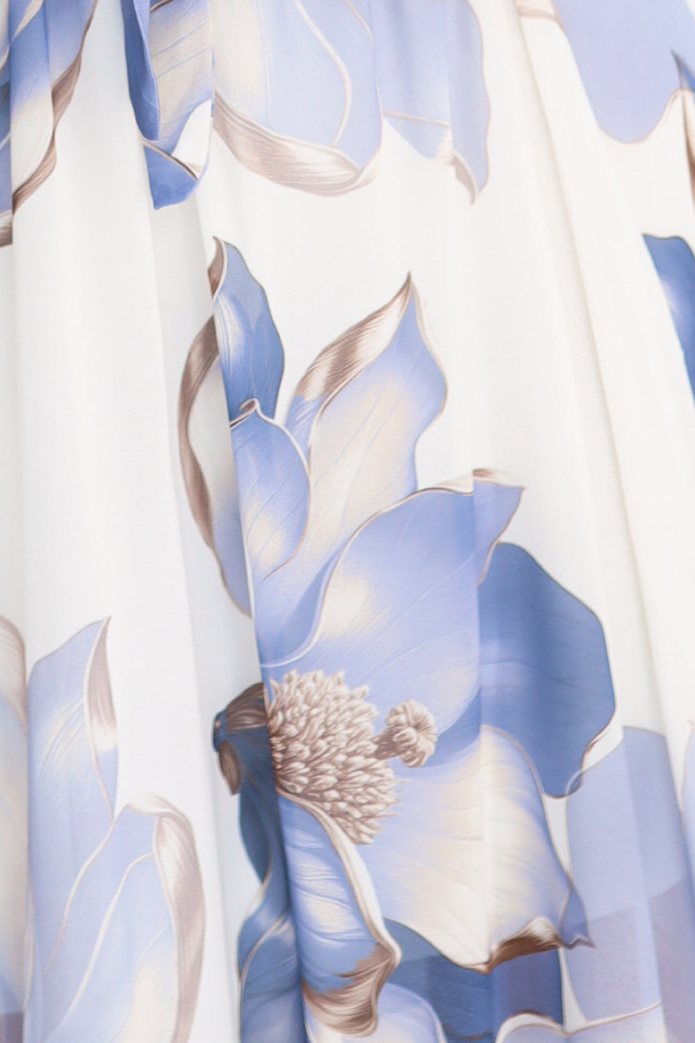 602-1 Romantisches Kleid mit Umschlagausschnitt und luftigen Ärmeln - blaue Blumen auf weißem Hintergrund