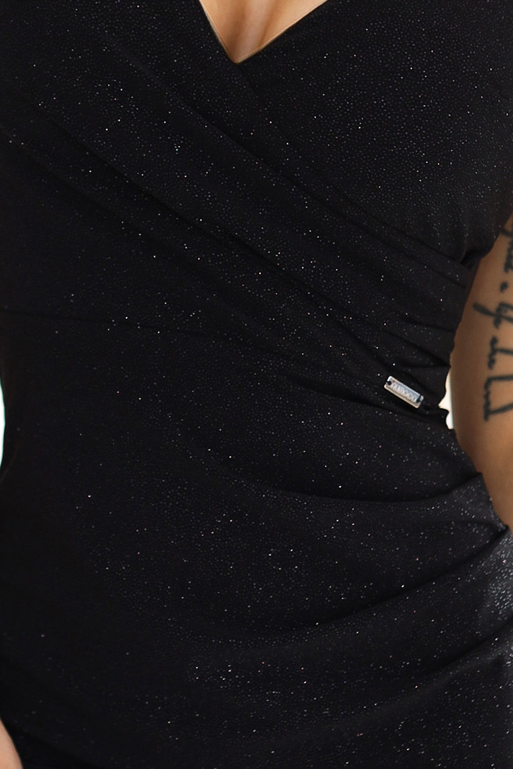610-1 Schillerndes Glitzer-Bleistiftkleid mit Wickelausschnitt und Trägern - Schwarz