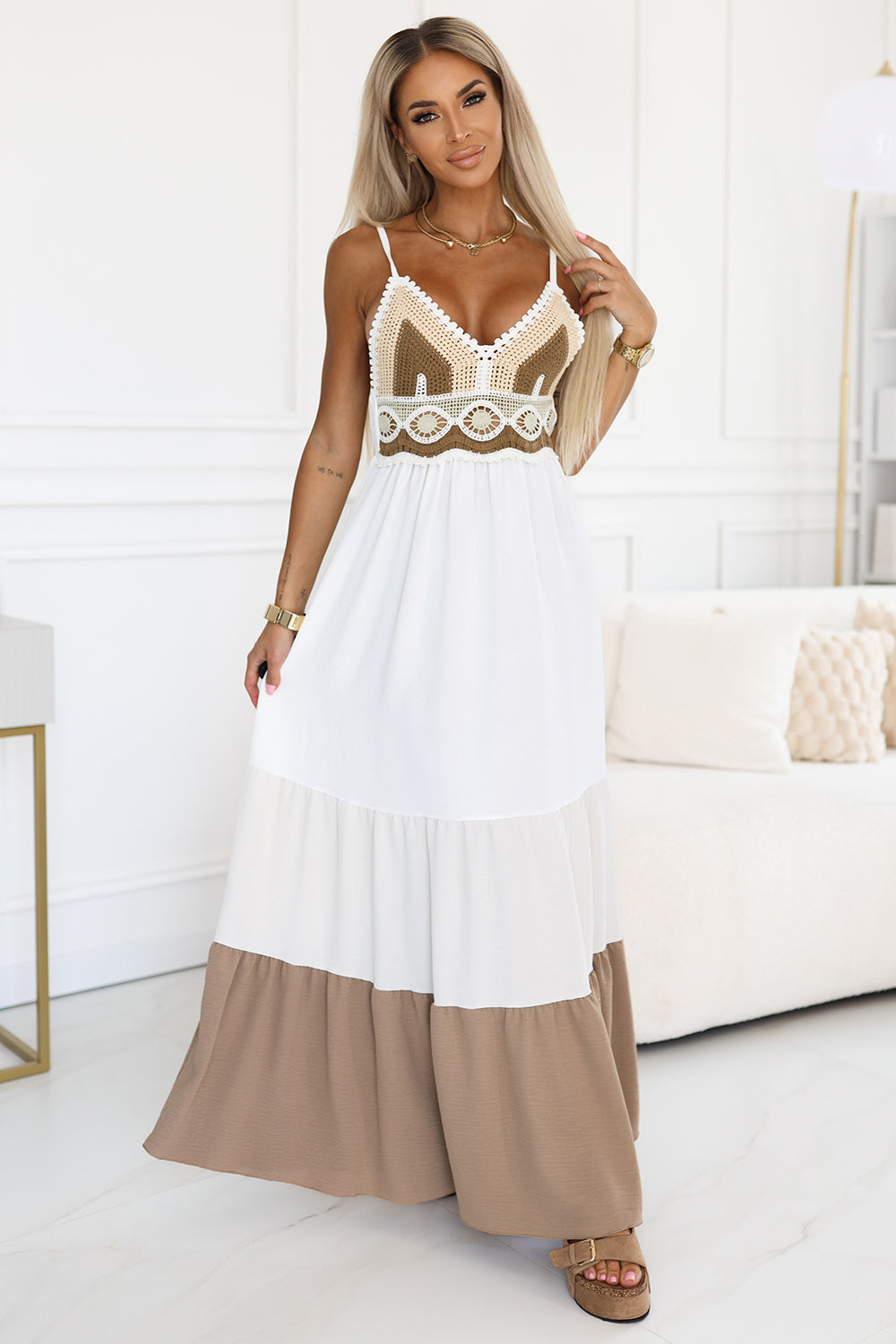 612-1 Langes beige-weißes trägerloses Kleid mit Häkeloberteil – Boho