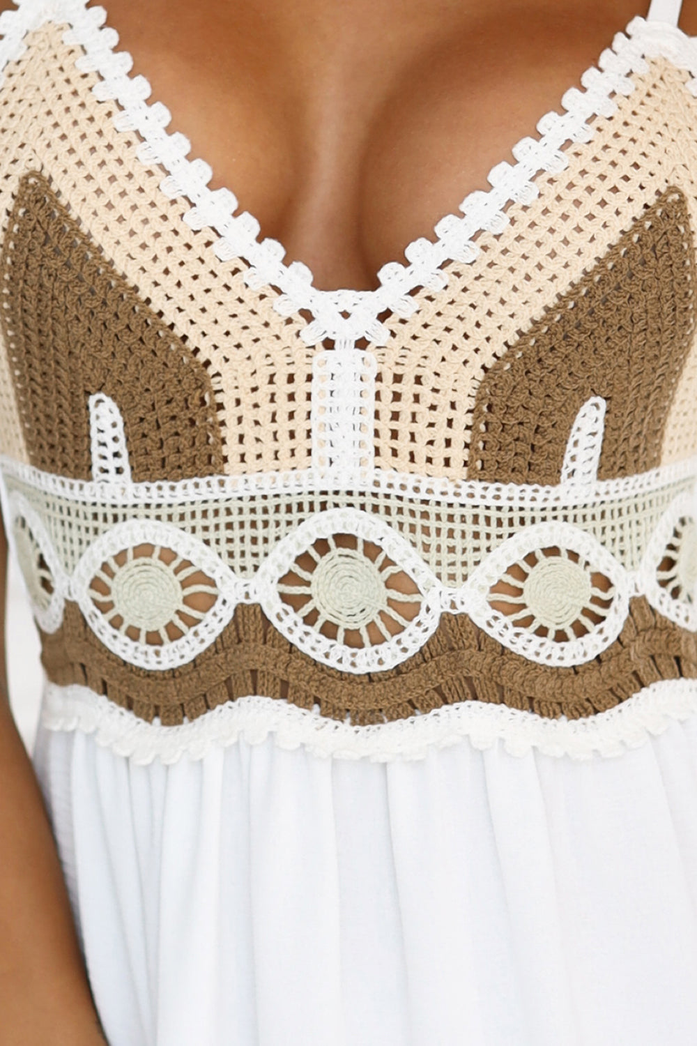 612-1 Langes beige-weißes trägerloses Kleid mit Häkeloberteil – Boho