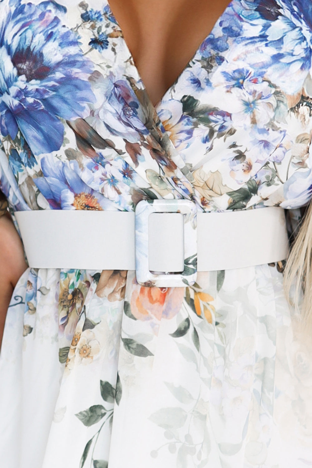 613-1 CELINA Luftiges Maxikleid mit Envelope-Ausschnitt, Gürtel und floralem Ombre – Hellblau