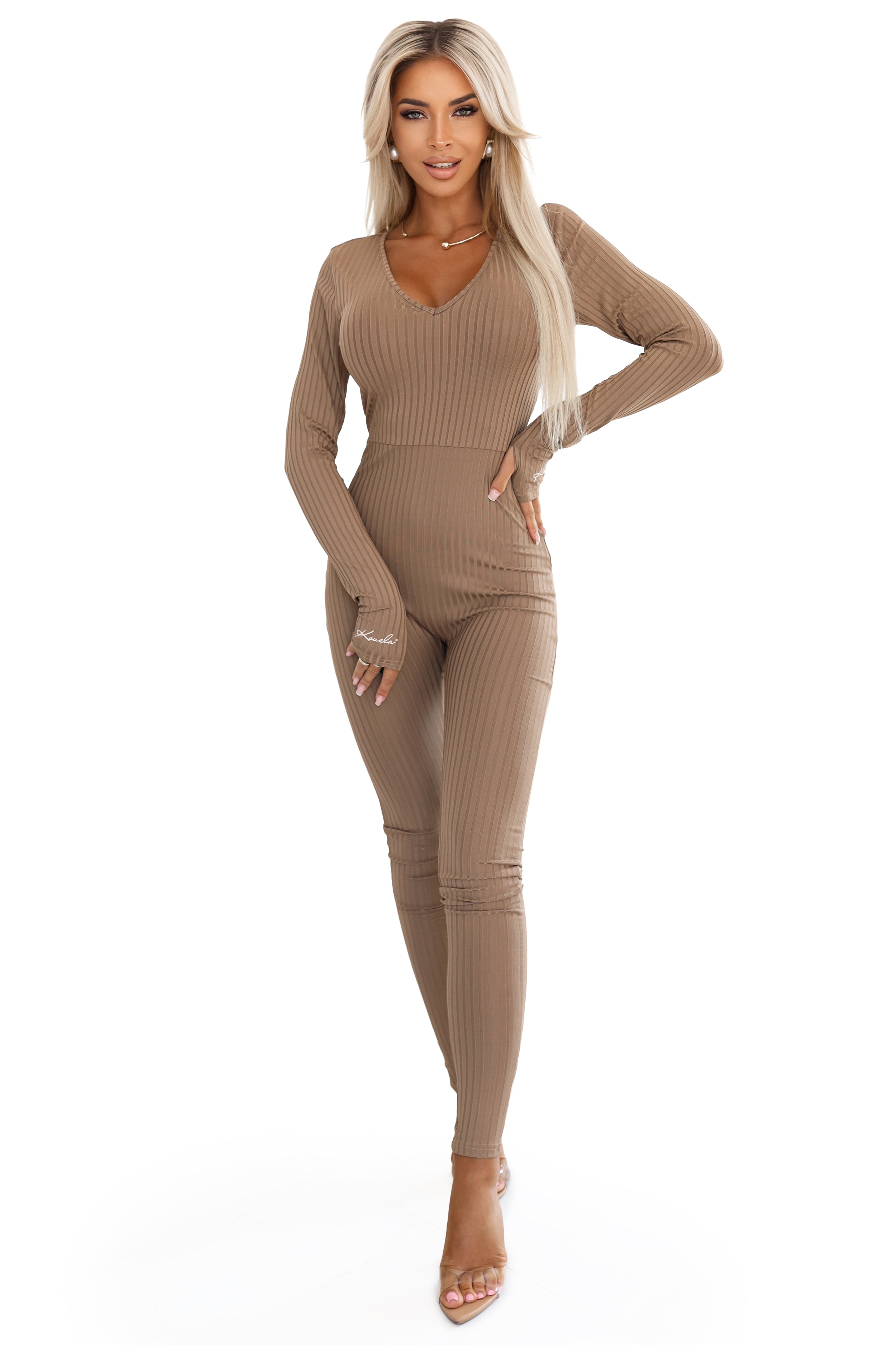 619-1 Bequemer und eleganter gerippter Damen-Jumpsuit mit Ausschnitt - Mokka-Mousse