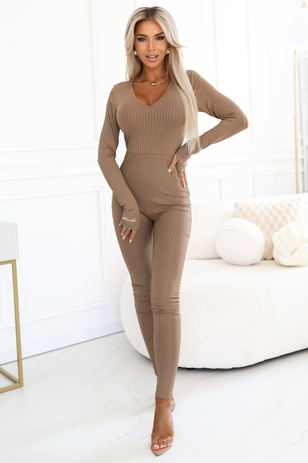 619-1 Bequemer und eleganter gerippter Damen-Jumpsuit mit Ausschnitt - Mokka-Mousse
