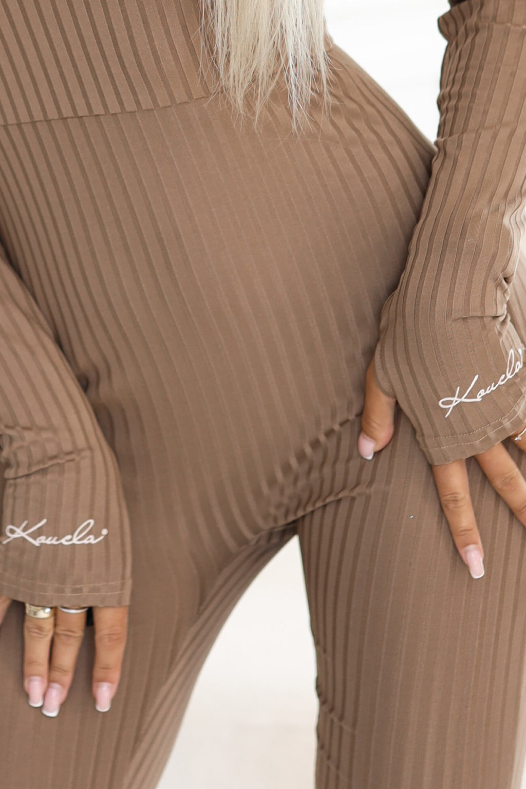 619-1 Bequemer und eleganter gerippter Damen-Jumpsuit mit Ausschnitt - Mokka-Mousse