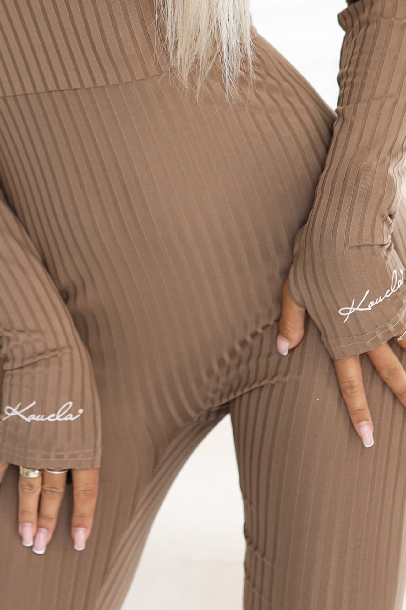 619-1 Bequemer und eleganter gerippter Damen-Jumpsuit mit Ausschnitt - Mokka-Mousse