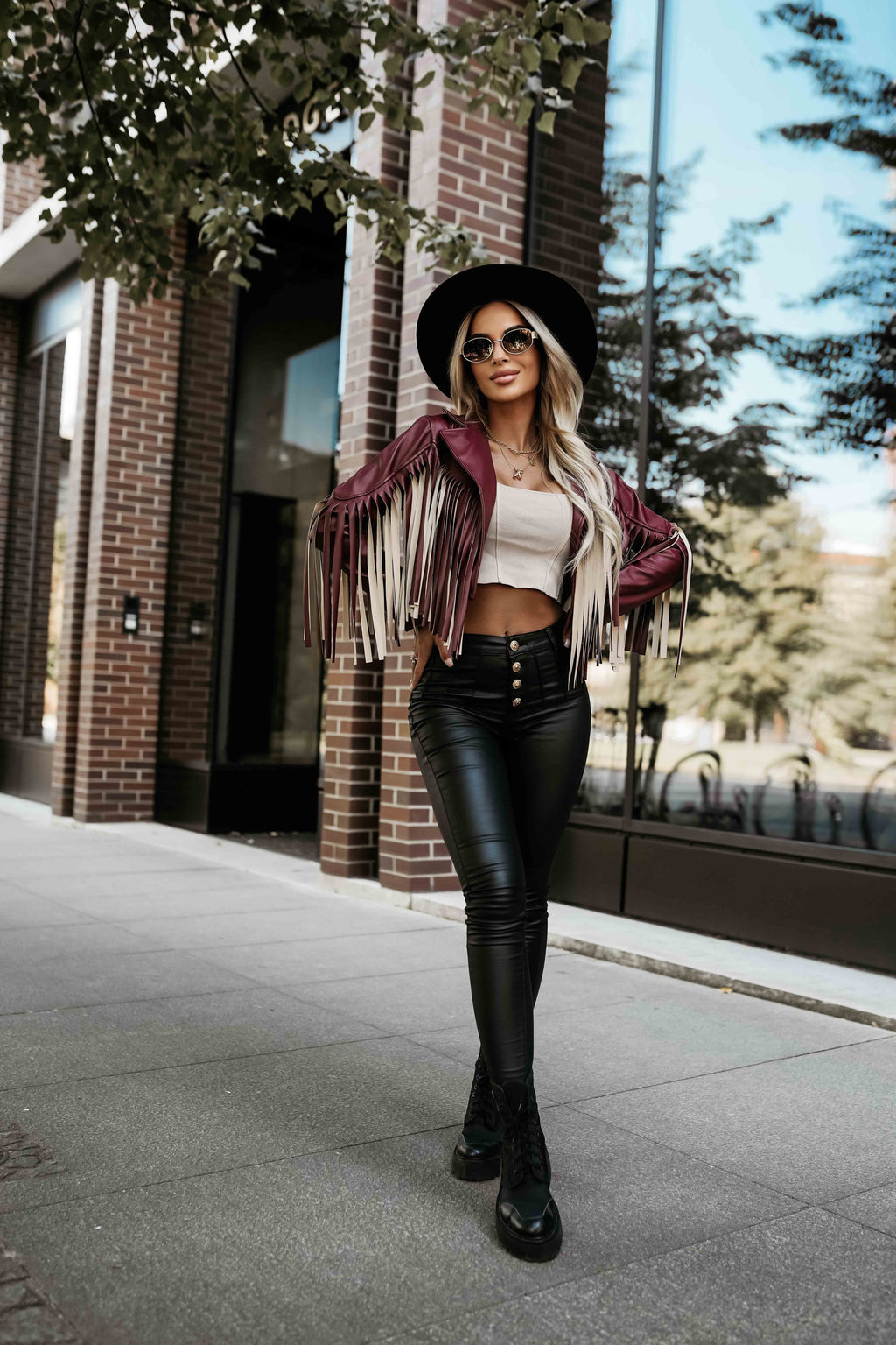 624-2 Kurze Jacke mit Fransen aus weichem Öko-Leder - burgund