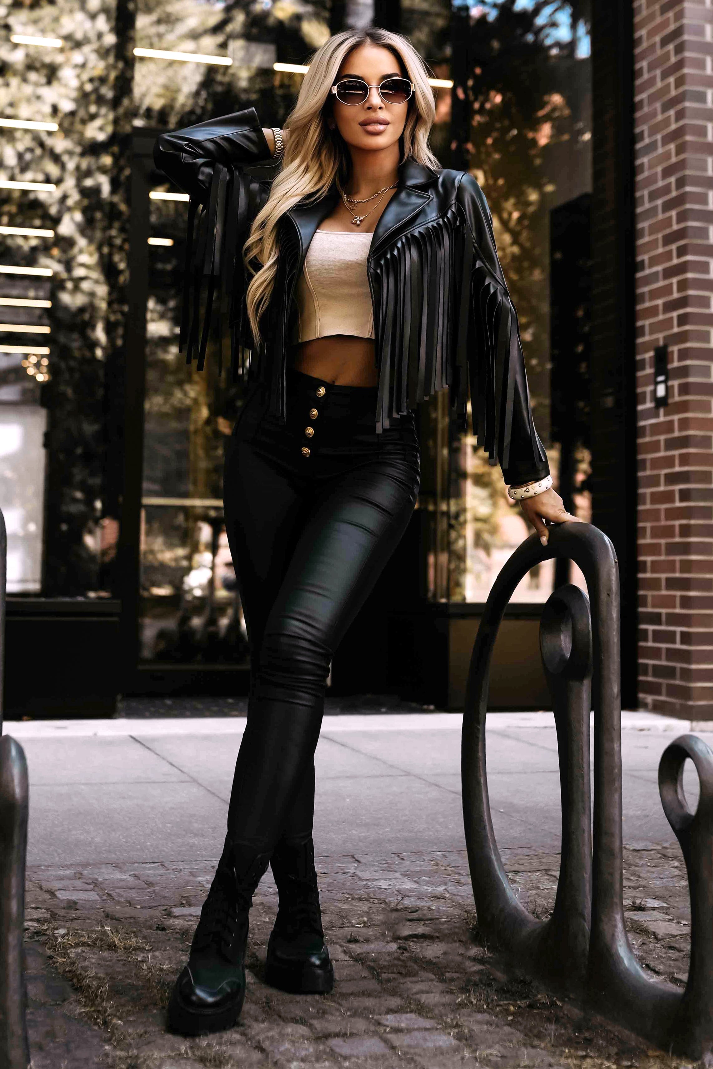 624-3 Kurze Bikerjacke mit Fransen aus weichem Ökoleder - schwarz