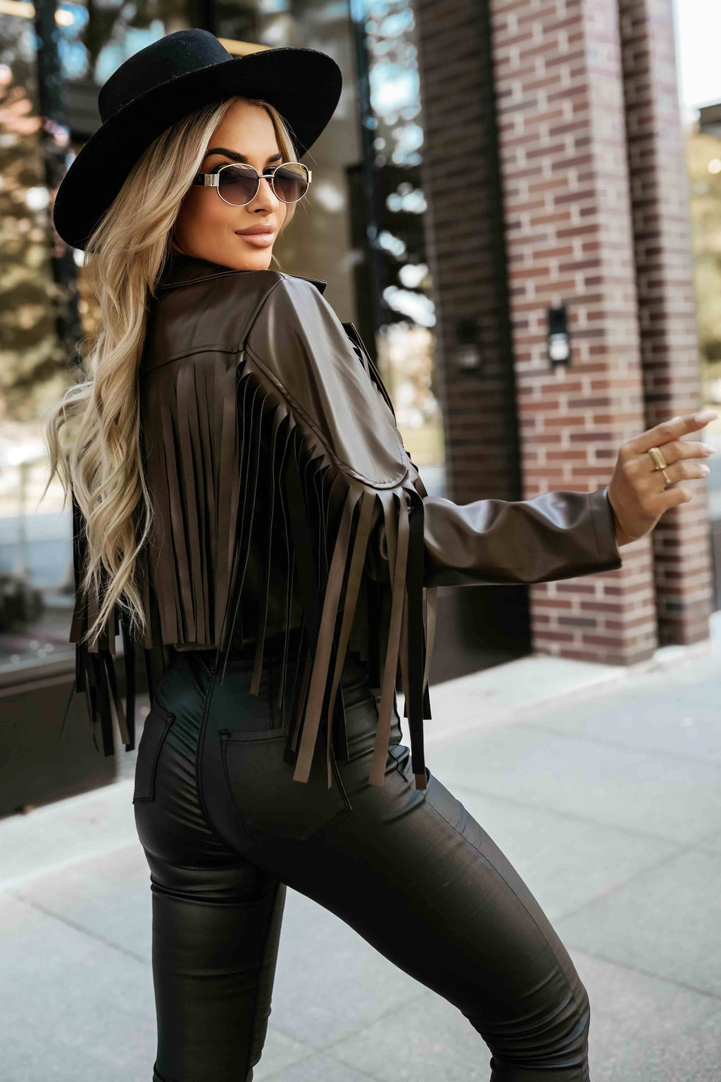 624-4 Kurze Jacke mit Fransen aus weichem Öko-Leder - Schokolade