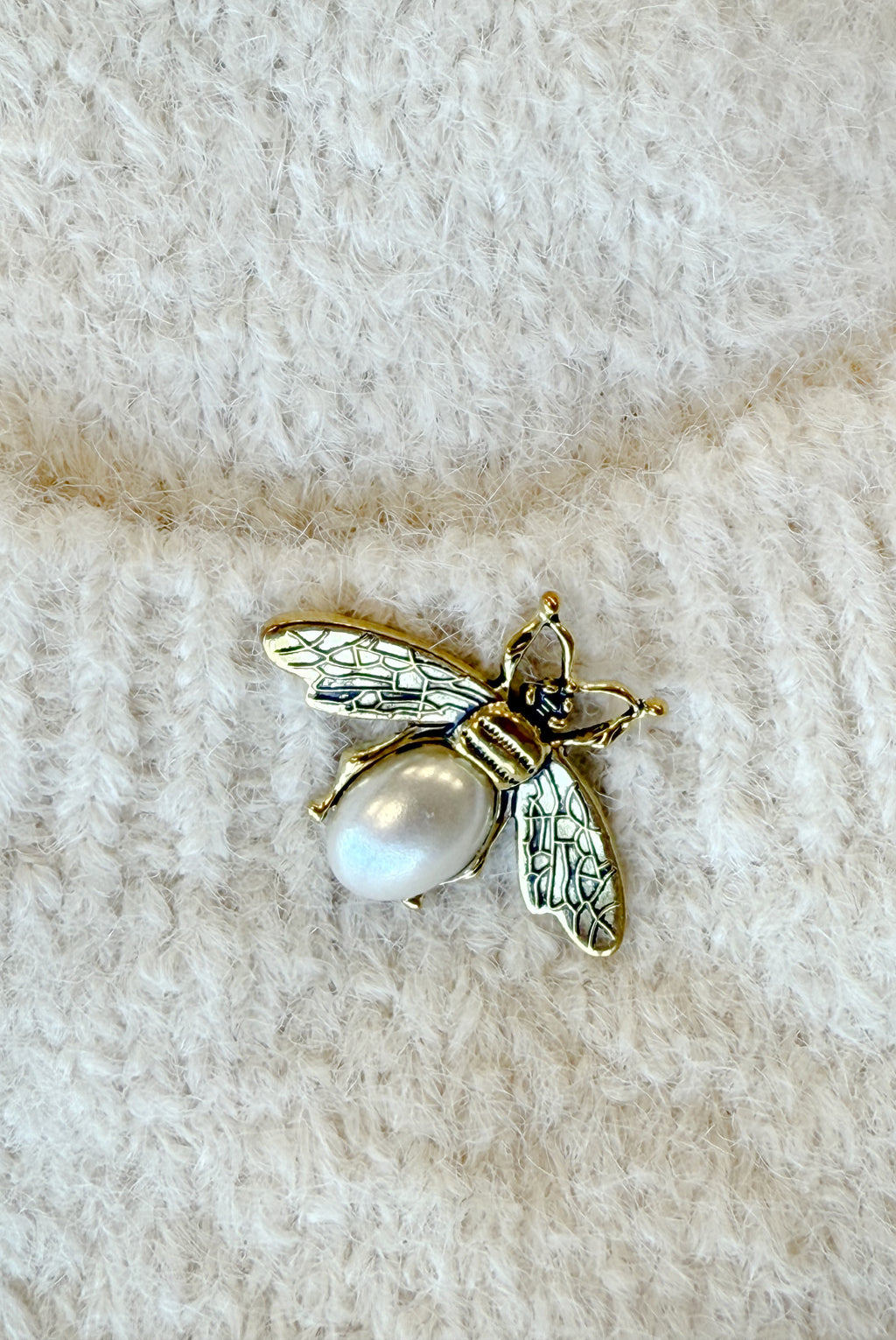 628-1 Modischer Oversize-Cardigan mit dekorativer Brosche und praktischen Taschen - Beige