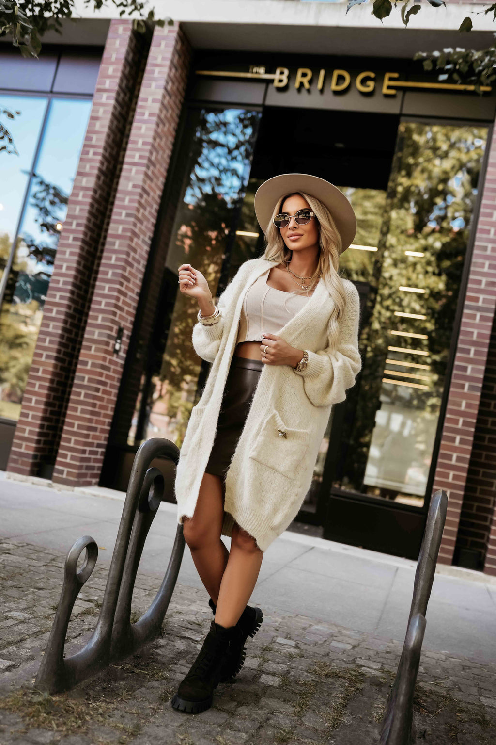 628-1 Modischer Oversize-Cardigan mit dekorativer Brosche und praktischen Taschen - Beige