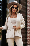 630-1 Warme Strickjacke mit Taschen und Bündchen an den Ärmeln - beige