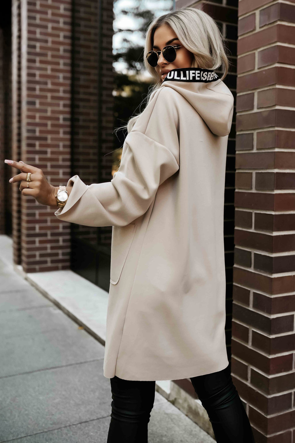 632-1 Lässiger Mantel mit Taschen und Kapuze - beige