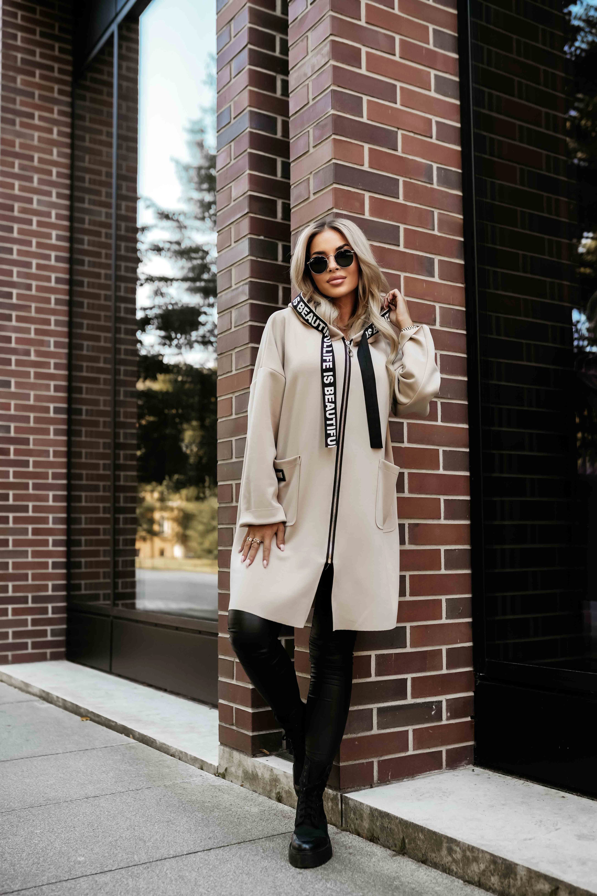 632-1 Lässiger Mantel mit Taschen und Kapuze - beige