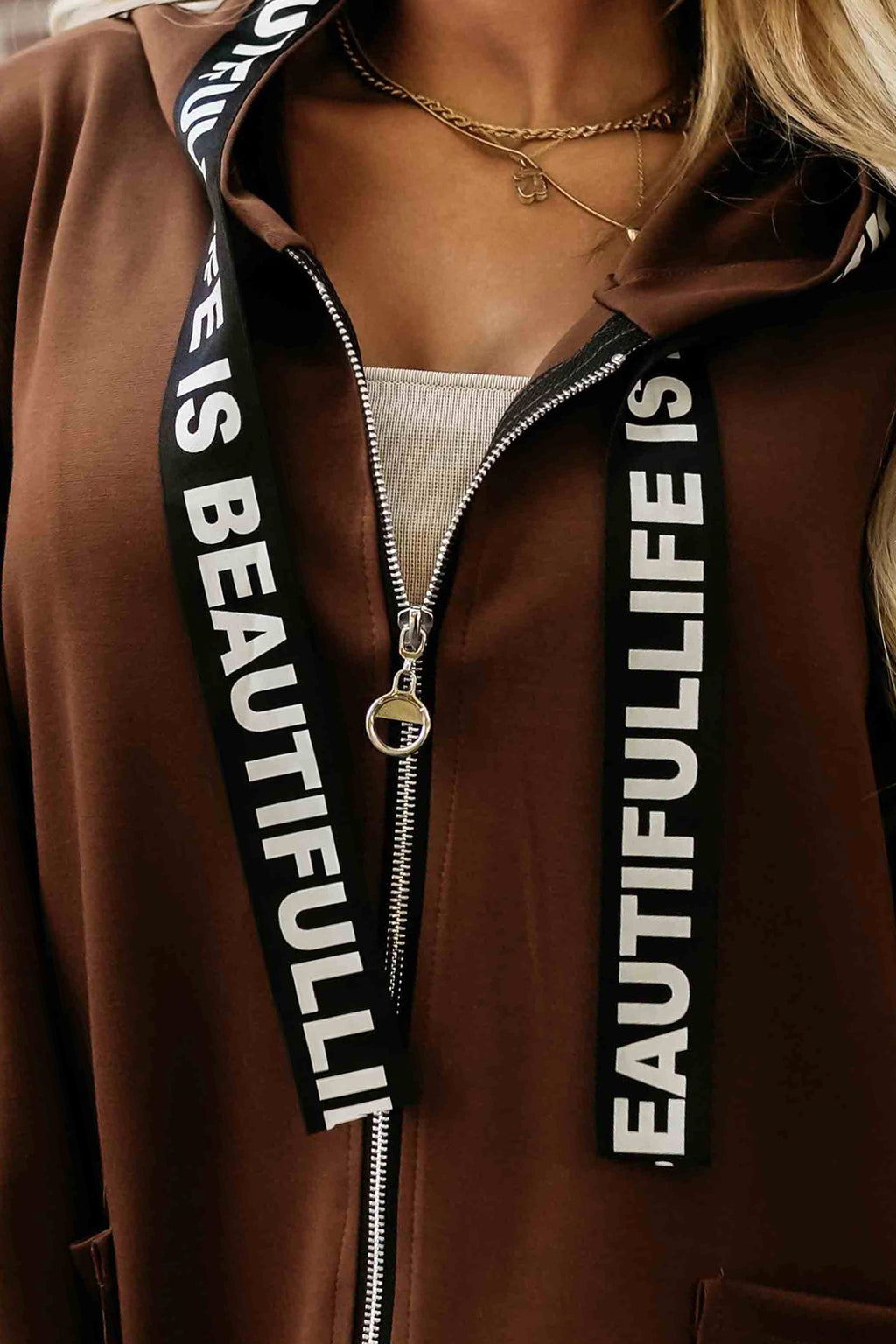 632-2 Lässiger Mantel mit Reißverschluss und modischen Details - Schokolade