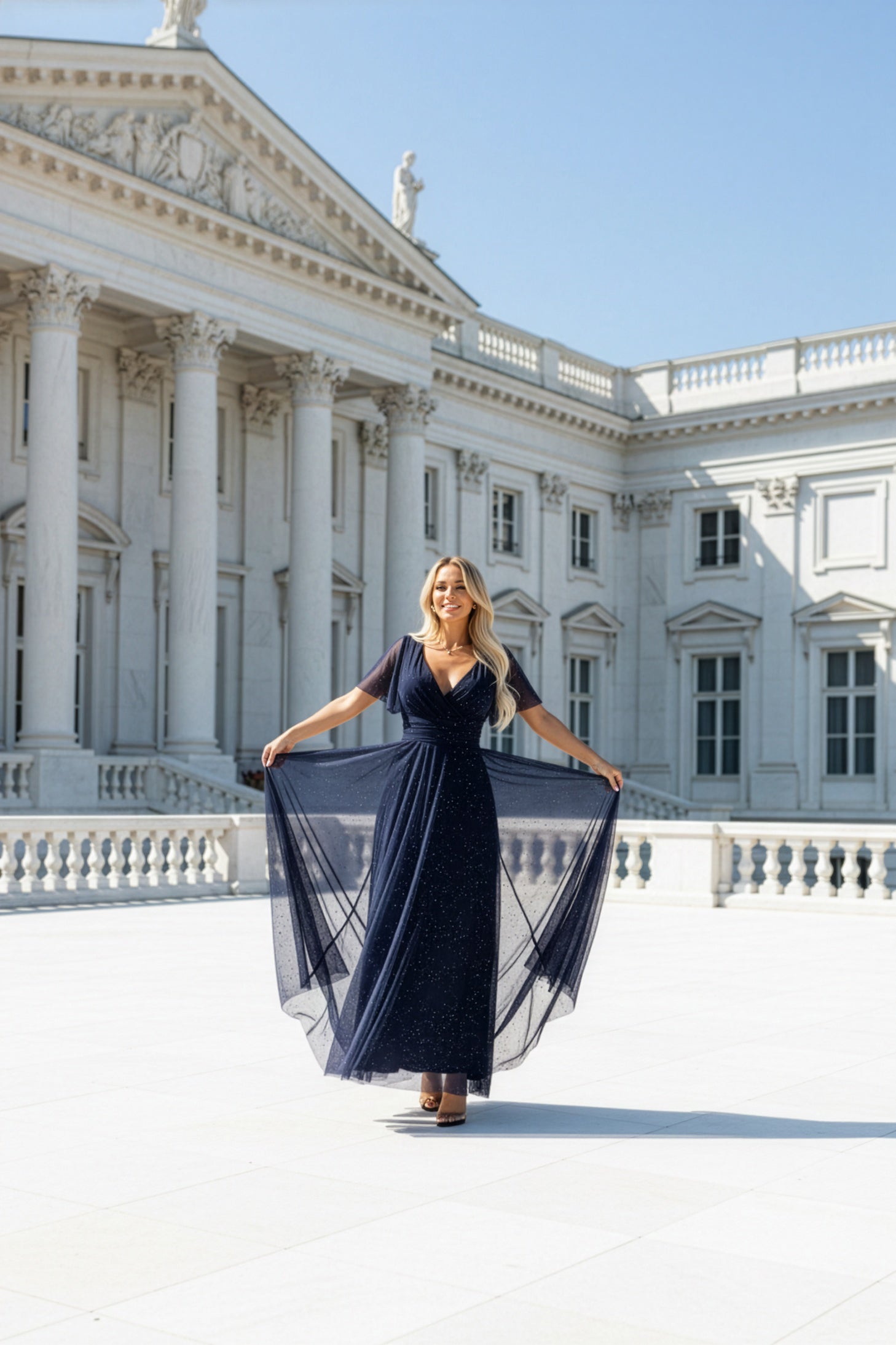 635-3 MELANIA Langes, glänzendes Kleid mit Ausschnitt und kurzen Ärmeln - marineblau