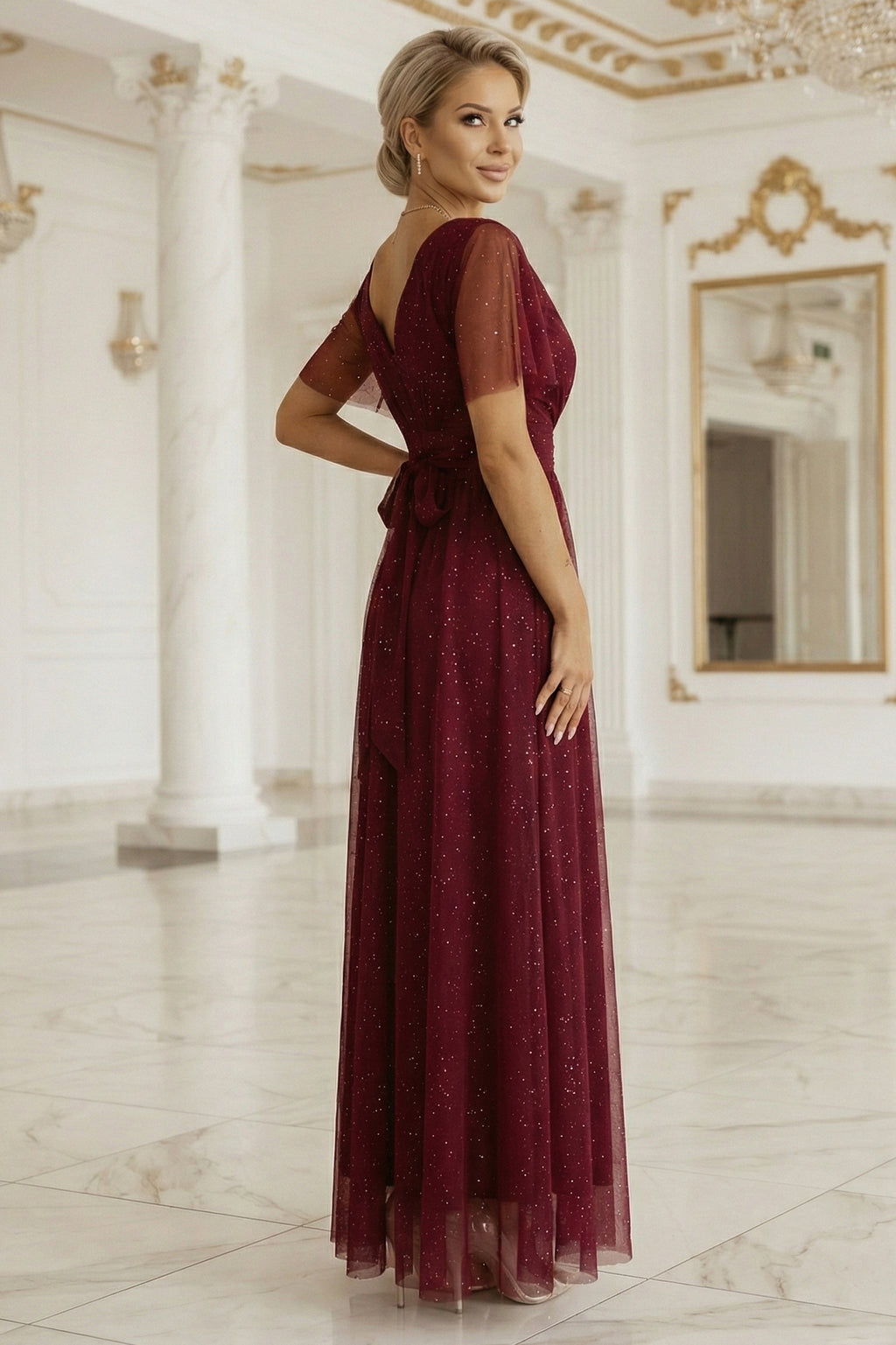 635-5 MELANIA langes, glänzendes Kleid mit Ausschnitt und kurzen Ärmeln - bordeauxrot