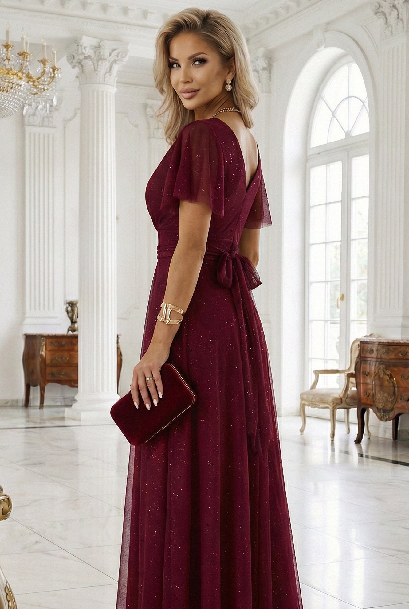 635-5 MELANIA langes, glänzendes Kleid mit Ausschnitt und kurzen Ärmeln - bordeauxrot