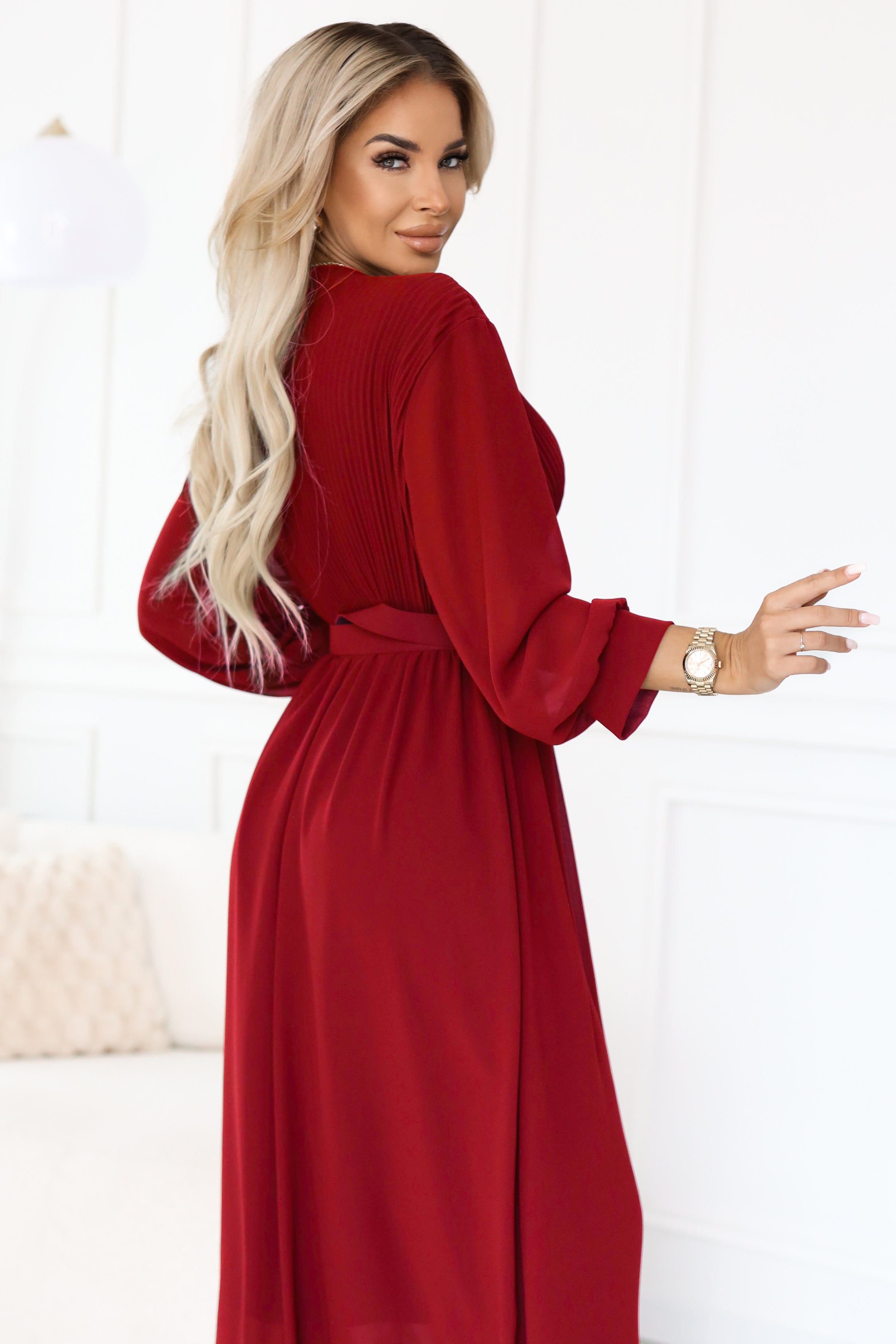 639-1 Elegantes, plissiertes Maxikleid mit Gürtel und Wickelausschnitt - bordeauxrot