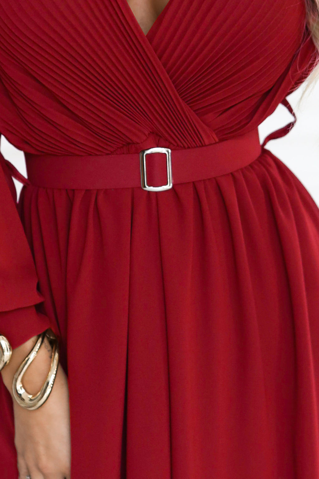 639-1 Elegantes, plissiertes Maxikleid mit Gürtel und Wickelausschnitt - bordeauxrot