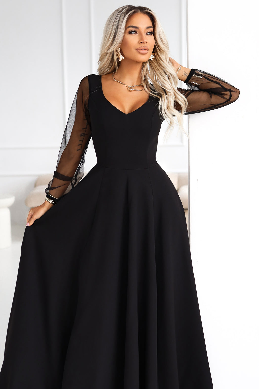 640-2 LORETTA Einzigartiges langes Kleid mit Tüllärmeln und -ausschnitt - schwarz