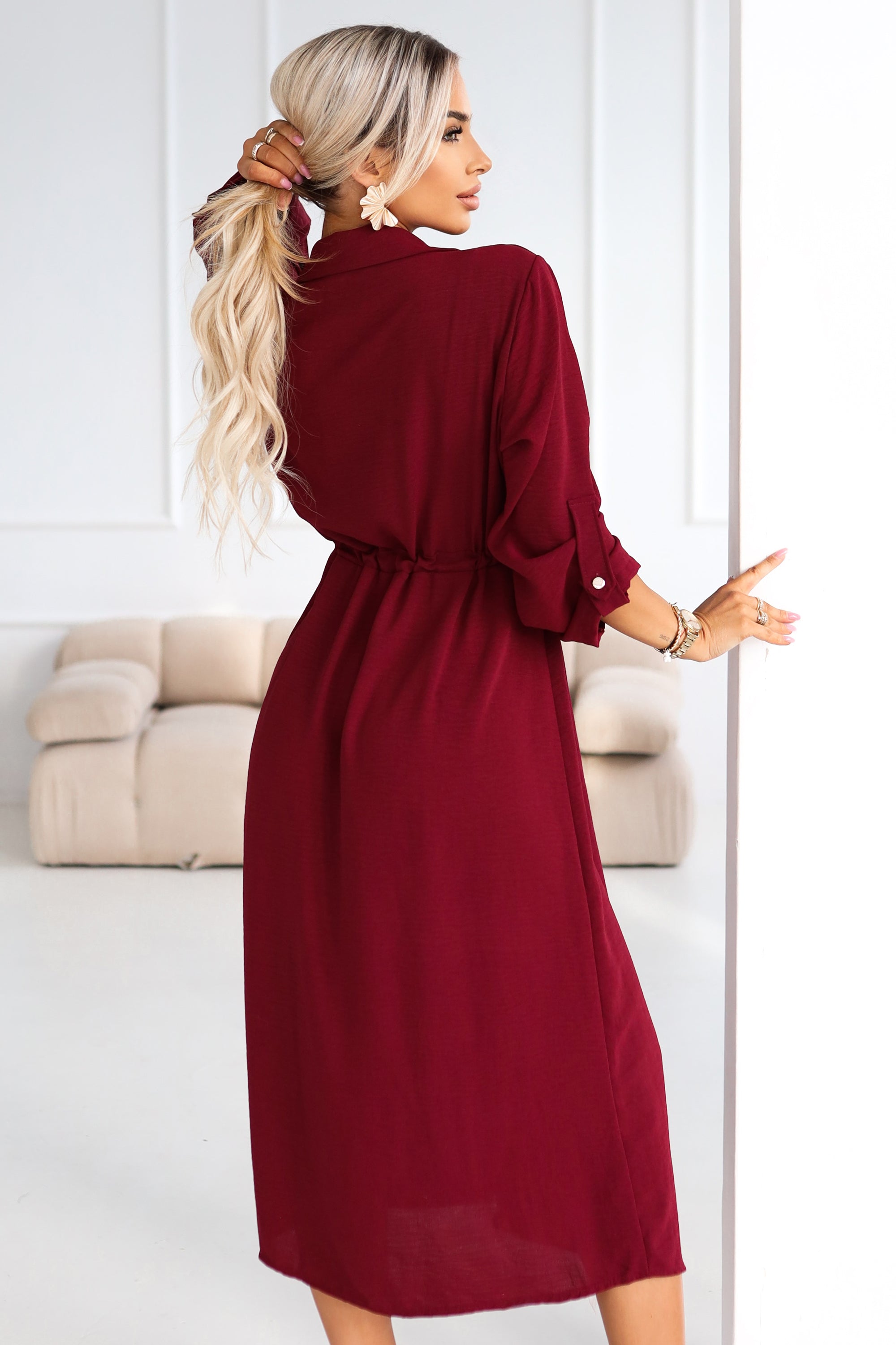 651-2 Hemdkleid - Midi-Hemdkleid mit Knöpfen und Gürtel - bordeauxrot