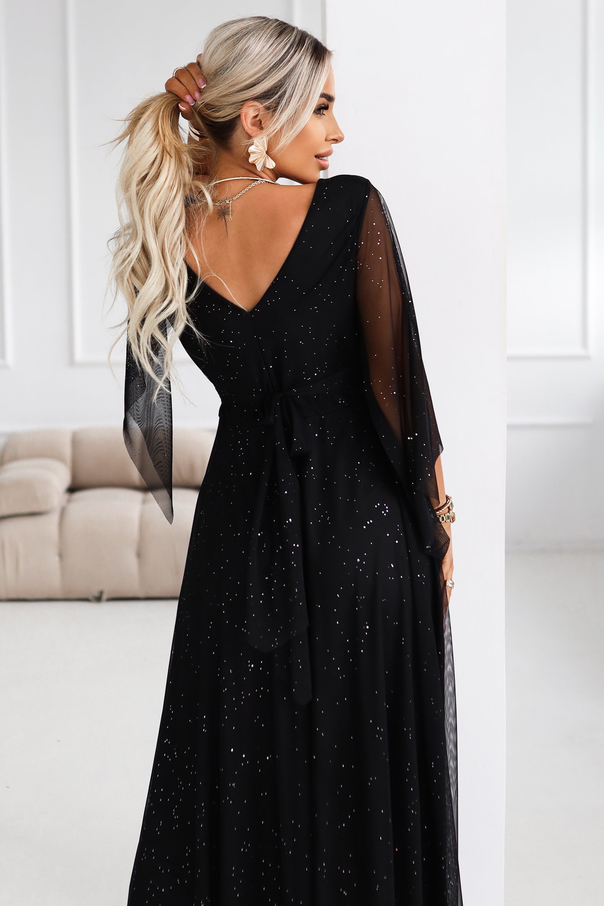 655-1 Langes, schimmerndes Kleid mit Ausschnitt und transparenten Ärmeln - schwarz