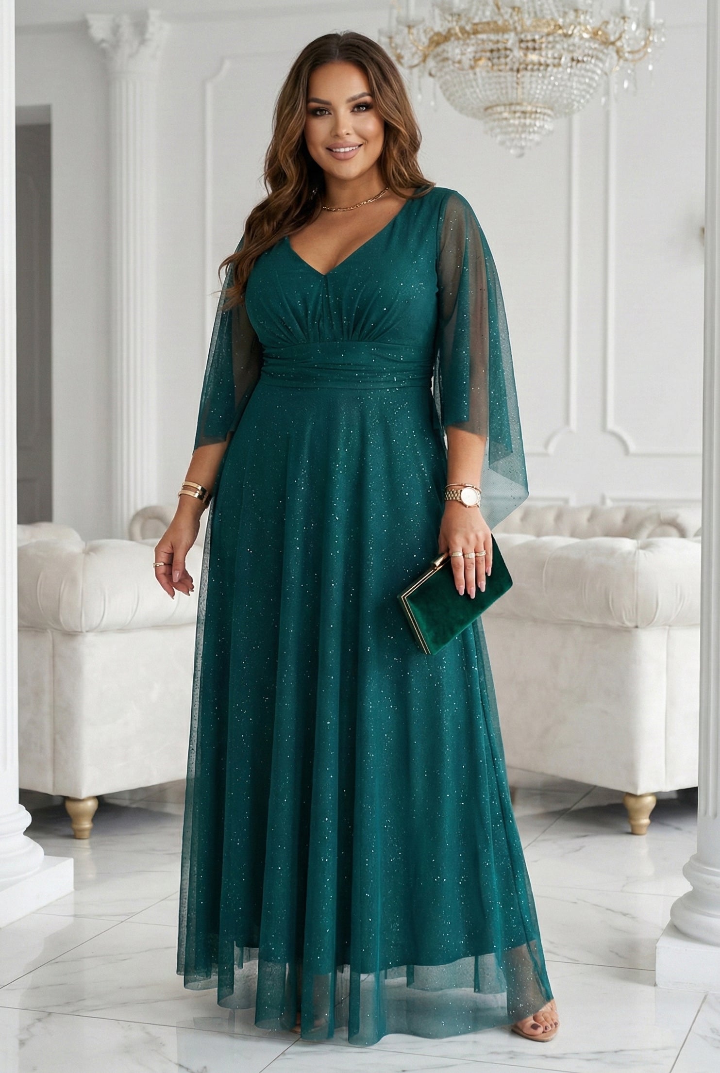 655-2 Ein langes, schimmerndes Kleid mit tiefem Ausschnitt und transparenten Ärmeln - smaragdgrün