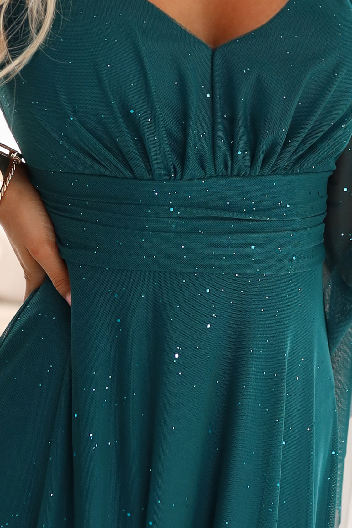 655-2 Ein langes, schimmerndes Kleid mit tiefem Ausschnitt und transparenten Ärmeln - smaragdgrün