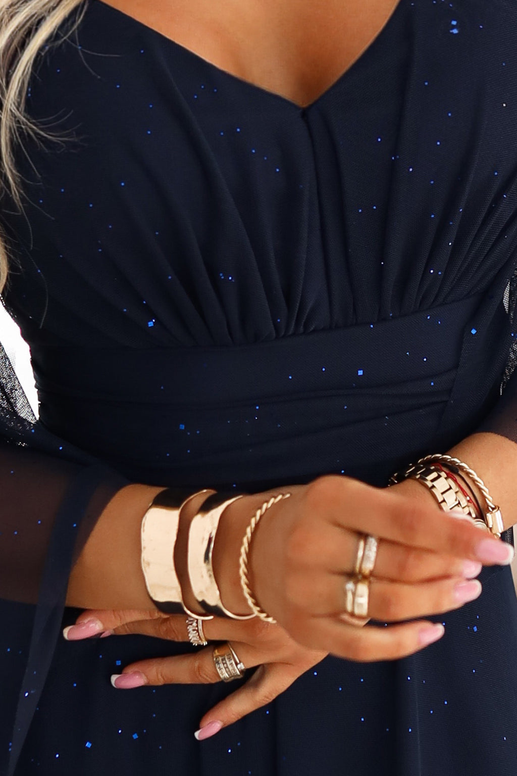 655-3 Ein langes, schimmerndes Kleid mit Ausschnitt und transparenten Ärmeln - marineblau