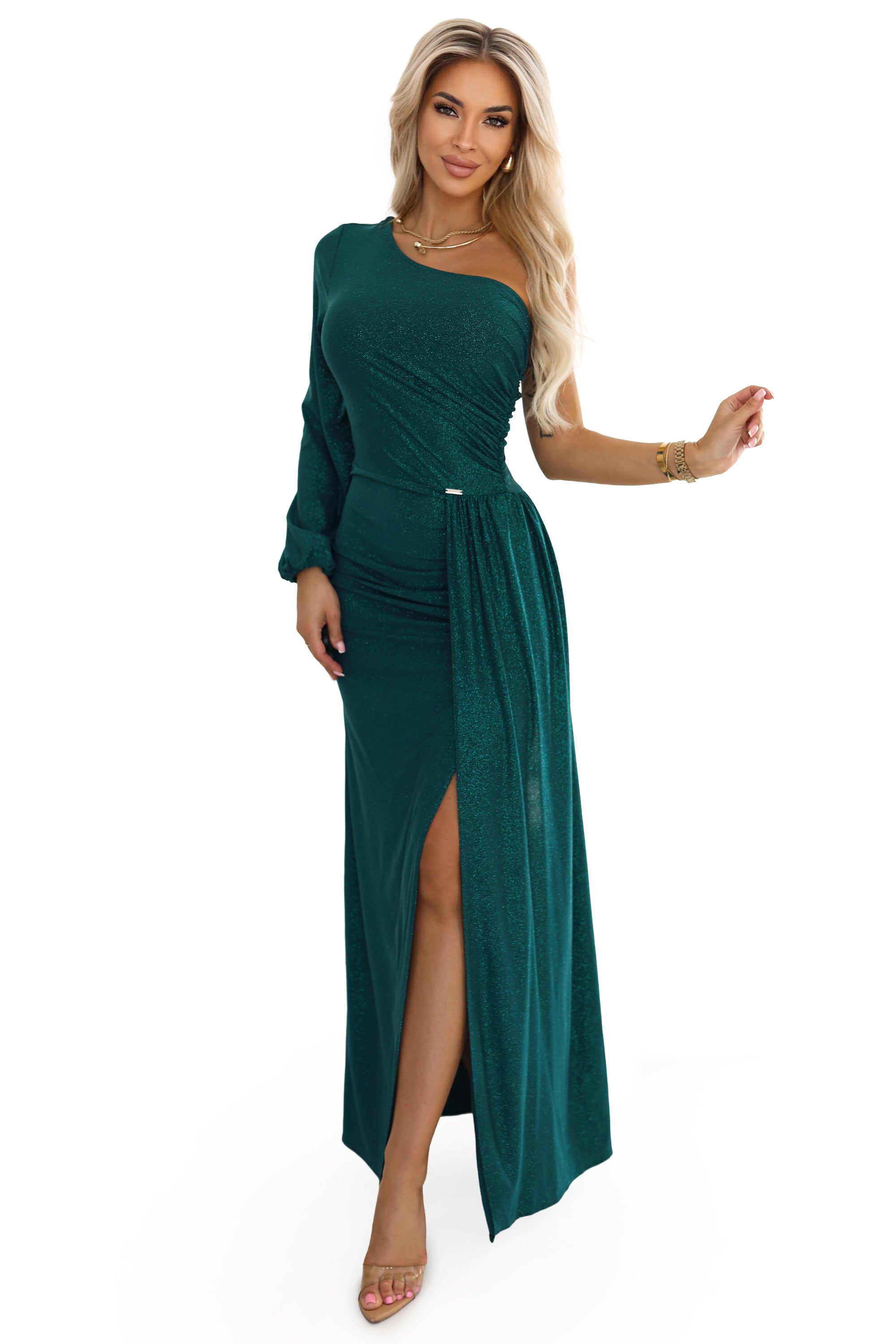 658-2 Glitzerndes, schulterfreies Maxikleid mit asymmetrischen Ärmeln und Schlitz - flaschengrün