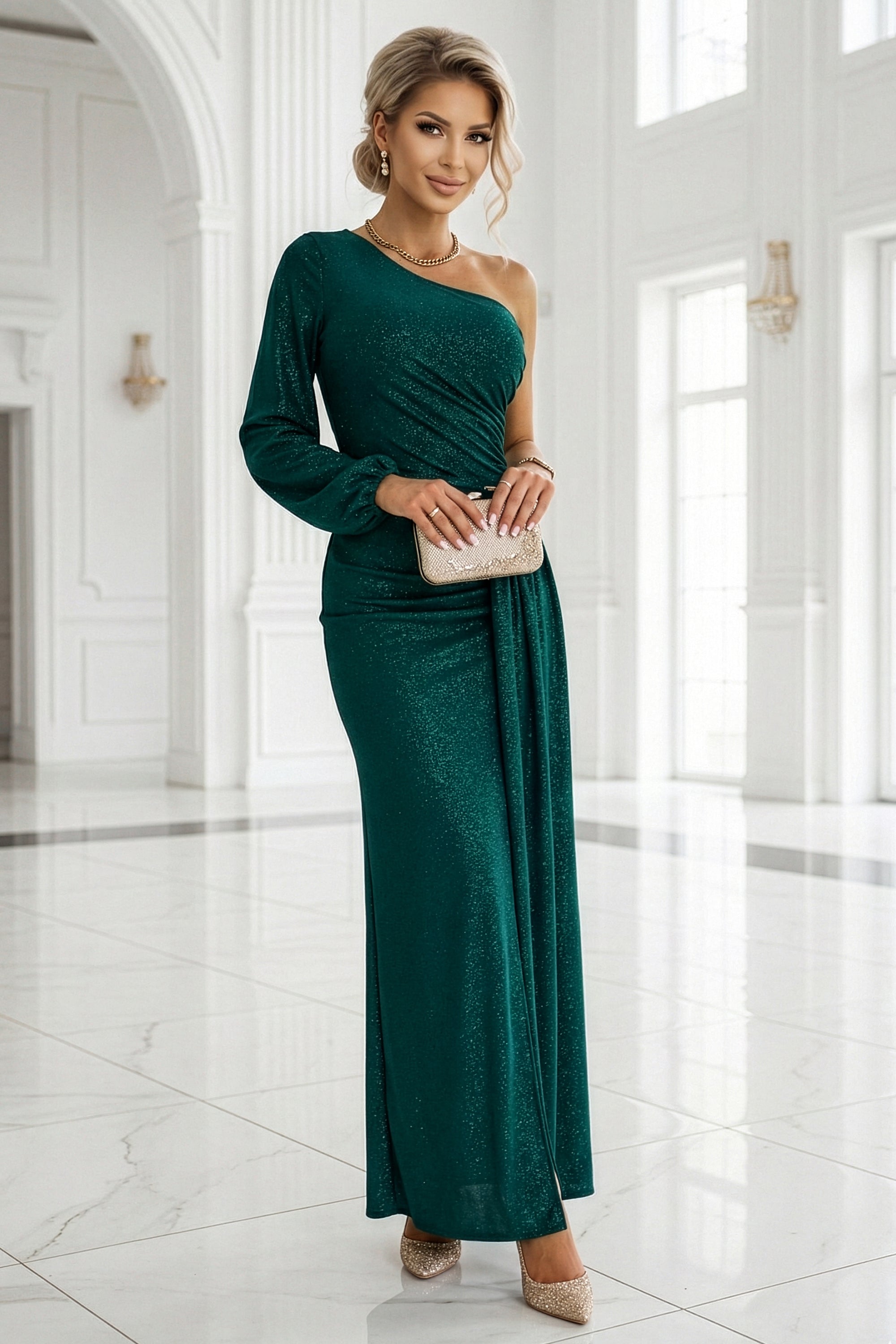 658-2 Glitzerndes, schulterfreies Maxikleid mit asymmetrischen Ärmeln und Schlitz - flaschengrün