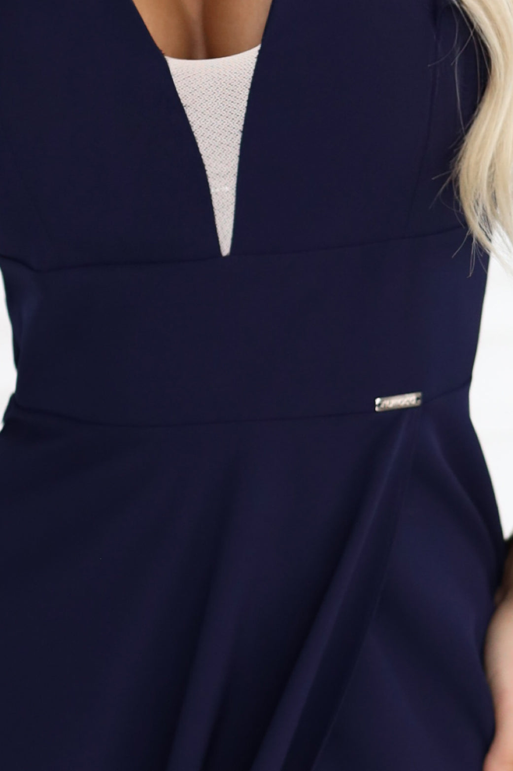 660-1 Elegantes Maxikleid mit Rüschen, tiefem Ausschnitt und Beinschlitz - marineblau